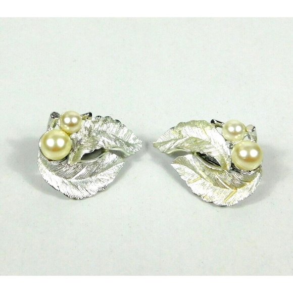 Vintage 60s Signed Sarah Coventry Textured Leaves Faux Pearls Clip on Earrings - Picture 4 of 9